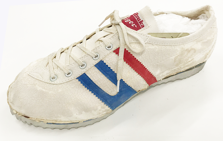 کفش کلارینو سفید با خط های قرمز و ابی